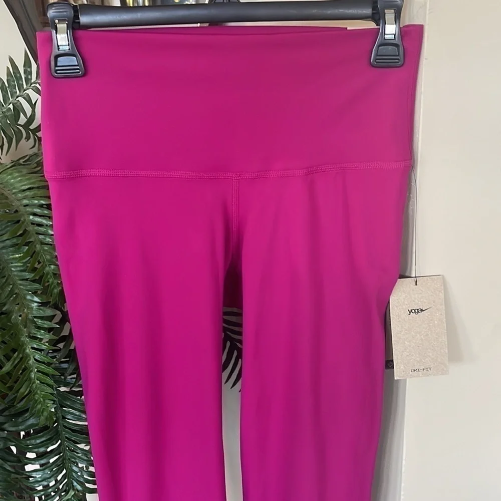 Brand New Nike Yoga Women's High-Waisted 7/8 Leggings Tight Fit Training Berry